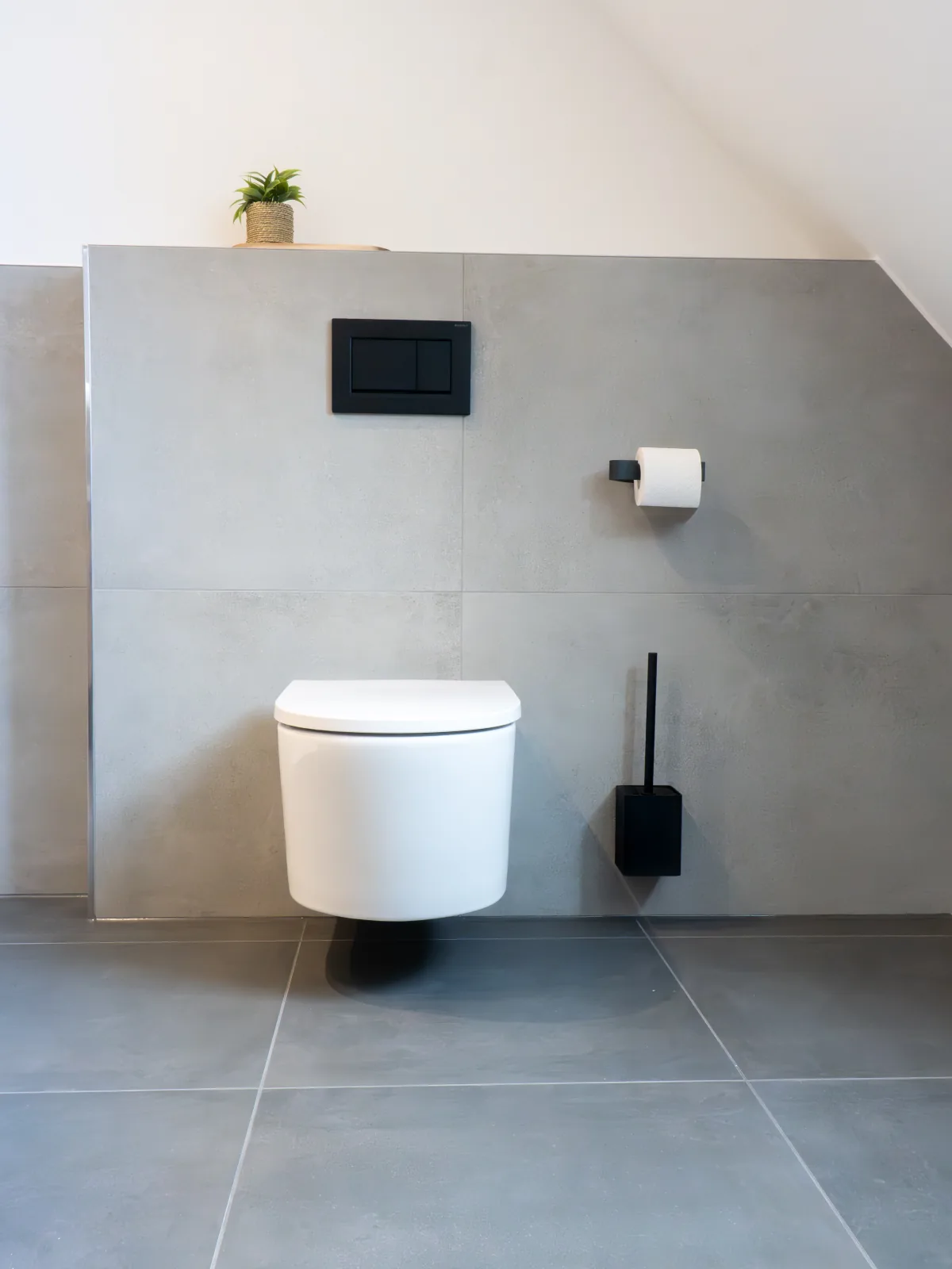 Wand-WC an grauer Fliesenwand mit schwarzen Details – Fliesenleger Erlangen Meisterbetrieb Jan Dimov