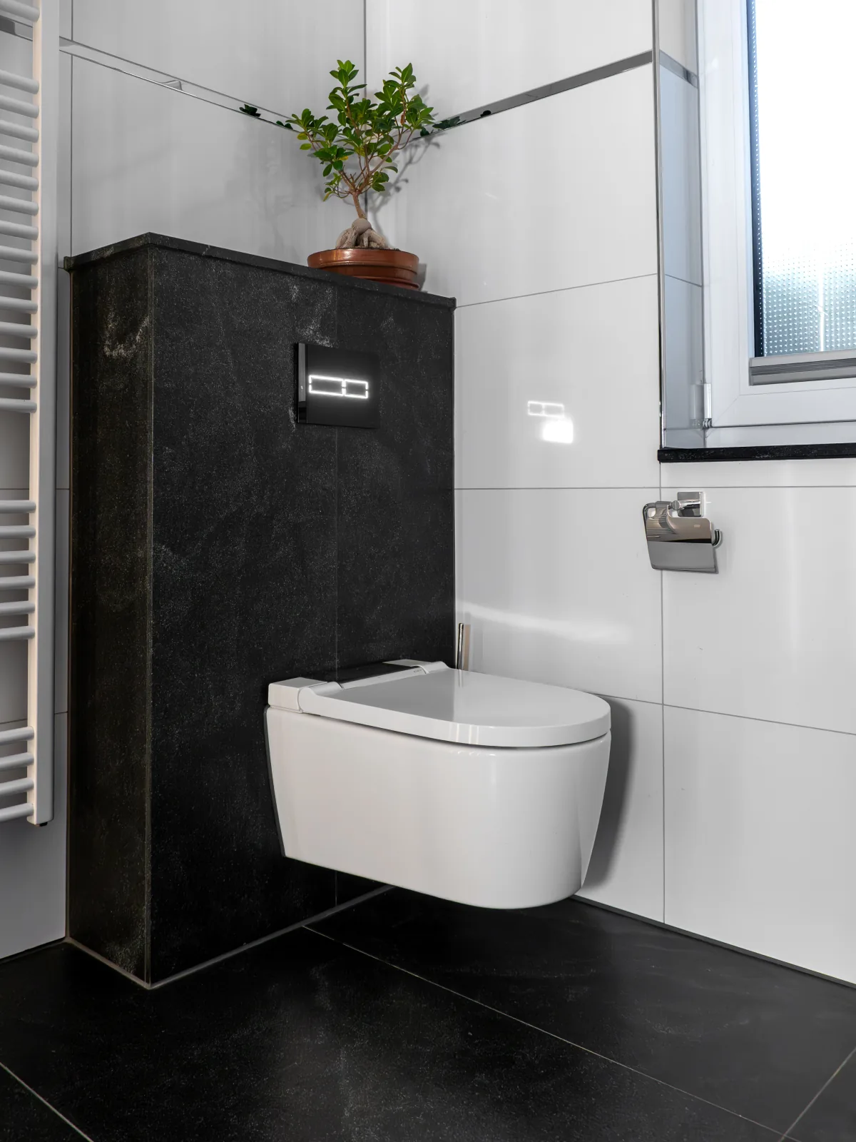 Gäste-WC in Schwarz-Weiß mit Bonsai und Fenster – Fliesenleger Erlangen Meisterbetrieb Jan Dimov