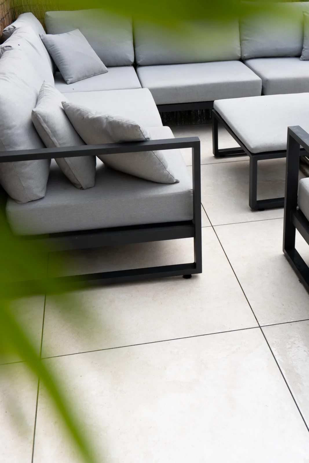 Terrasse mit grauen Loungemöbeln und hellen Feinsteinfliesen – Fliesenleger Erlangen Meisterbetrieb Jan Dimov
