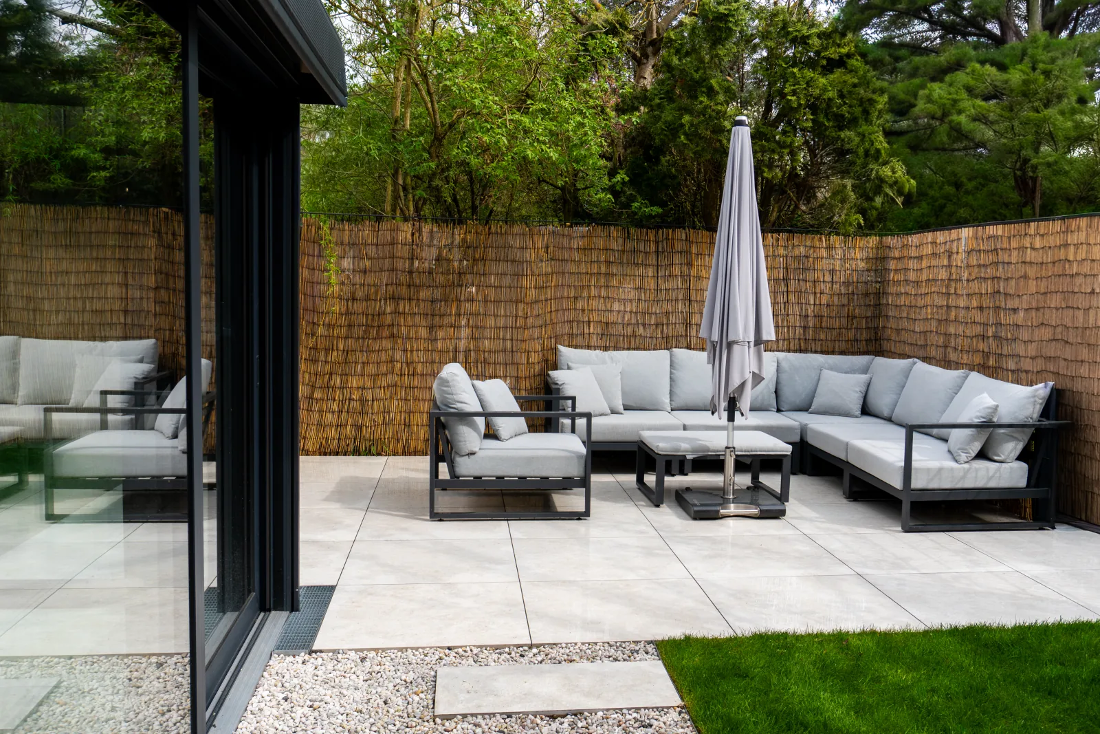 Terrassenübersicht mit Loungemöbeln und Kiesbeet – Fliesenleger Erlangen Meisterbetrieb Jan Dimov