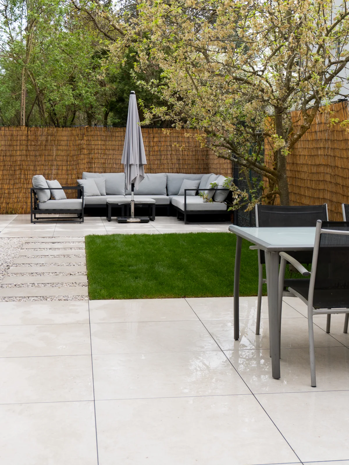 Terrasse mit Rasenfläche, Lounge und Esstisch – Fliesenleger Erlangen Meisterbetrieb Jan Dimov